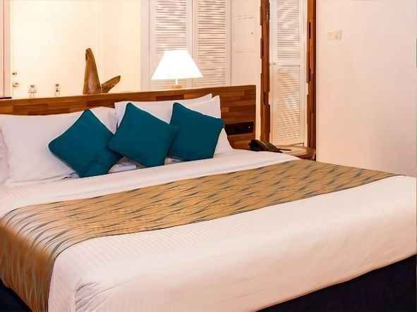 4* Adaaran Select Meedhupparu - Maldives Package (7 Nights)